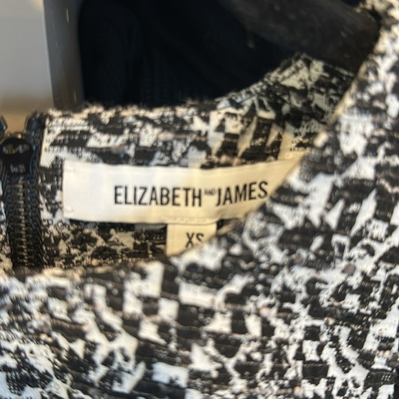 Elizabeth and James black/white print back zipper closure sleeveless crop top XS - Picture 2 of 3
